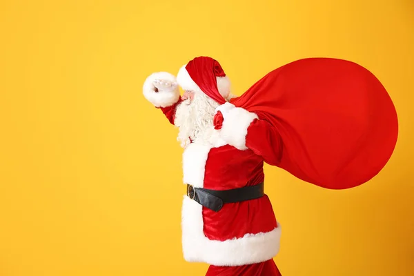 Porträt des Weihnachtsmannes mit Tasche auf farbigem Hintergrund — Stockfoto