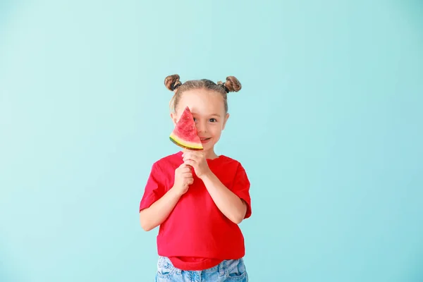 Roztomilá holčička s plátkem čerstvého melounu na barevném pozadí — Stock fotografie