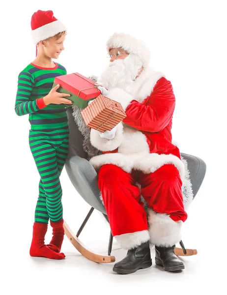 Weihnachtsmann und kleines Elfenkind mit Geschenken vor weißem Hintergrund — Stockfoto