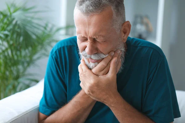 Senior leidet zu Hause unter Zahnschmerzen — Stockfoto