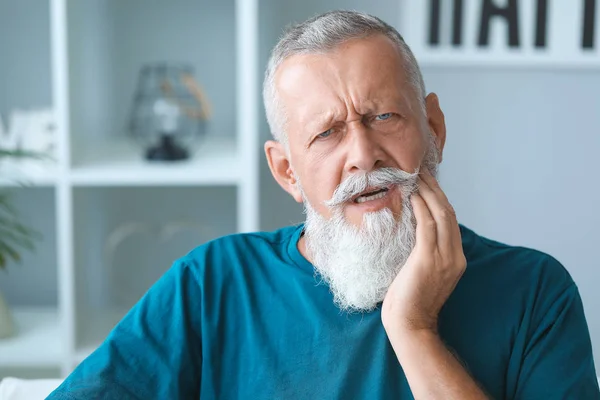 Senior man lijdt aan kiespijn thuis — Stockfoto