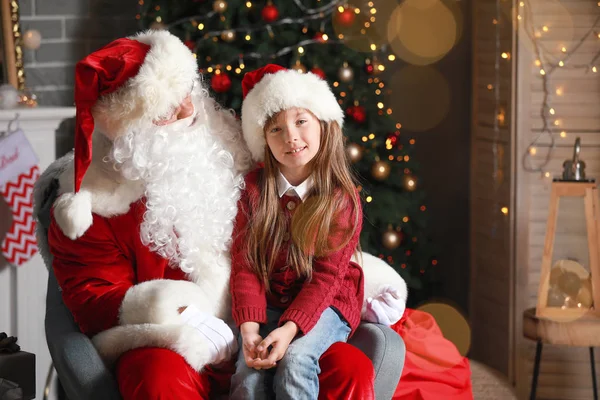 Санта-Клаус и маленькая девочка в комнате, украшенной к Рождеству — стоковое фото