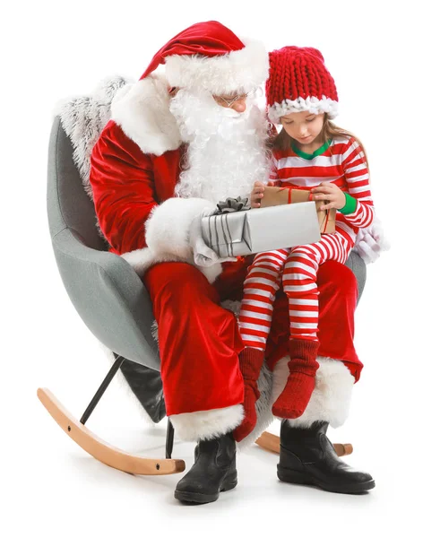 Weihnachtsmann und kleines Mädchen mit Geschenk sitzen im Sessel vor weißem Hintergrund — Stockfoto
