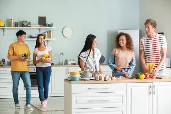 Lykkelige venner som lager mat sammen på kjøkkenet – stockfoto