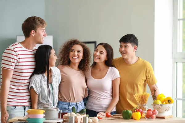 Glückliche Freunde kochen gemeinsam in der Küche — Stockfoto