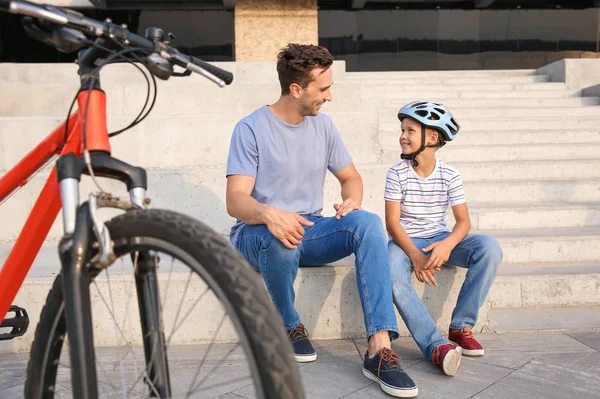 屋外で自転車を持つ父と彼の小さな息子 — ストック写真