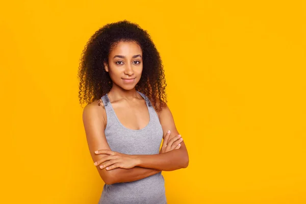 Ritratto di bella donna afro-americana su sfondo a colori — Foto Stock