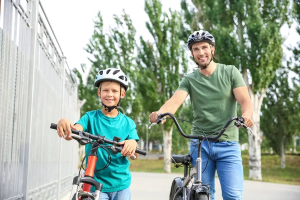 Mutlu baba ve oğul açık havada bisikletsürme