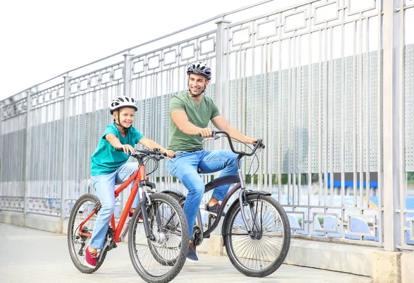 Ευτυχισμένος πατέρας και γιός ιππασία ποδήλατα σε εξωτερικούς χώρους — Φωτογραφία Αρχείου