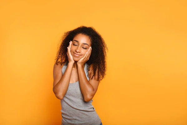 Portrait of sleepy African-American woman on color background — Stock Photo, Image