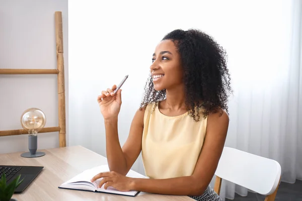 Портрет вдумливого афро-американського бізнесжінки, що працює в офісі — стокове фото
