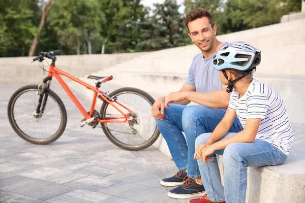 Pai e seu filho com bicicleta ao ar livre — Fotografia de Stock