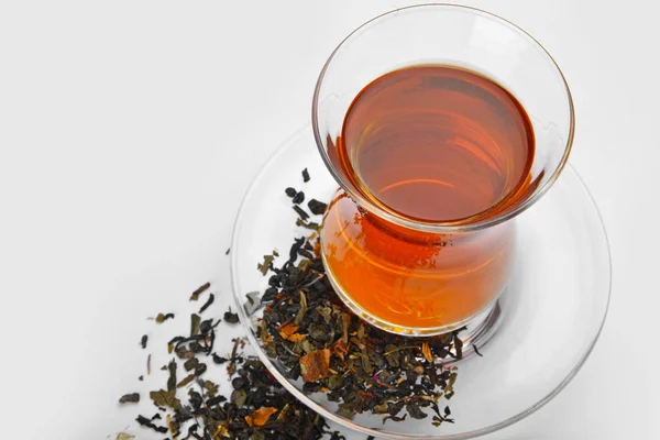 Copo de vidro de chá saboroso no fundo branco — Fotografia de Stock