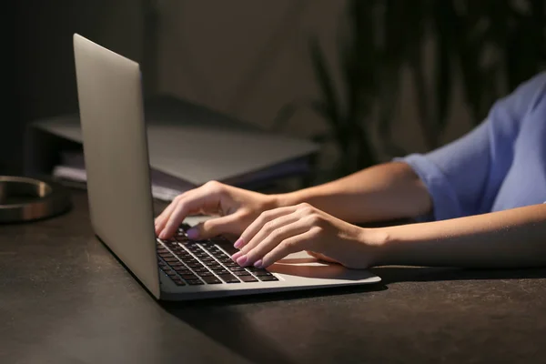 Frau arbeitet abends am Laptop am Tisch, Nahaufnahme — Stockfoto