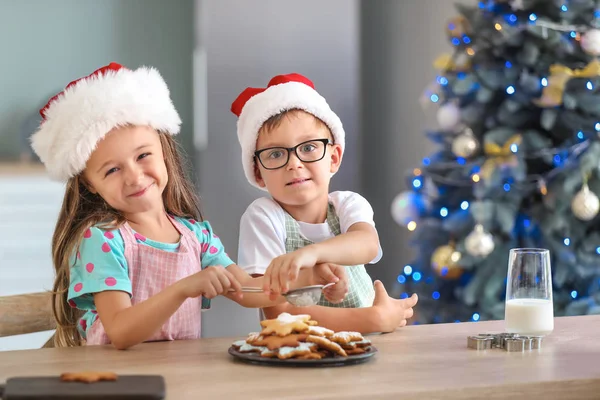 Crianças pequenas bonitos preparando biscoitos de Natal em casa — Fotografia de Stock