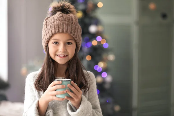 Menina bebendo chocolate quente em casa na véspera de Natal — Fotografia de Stock