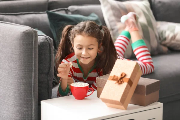 Menina bebendo chocolate quente em casa — Fotografia de Stock