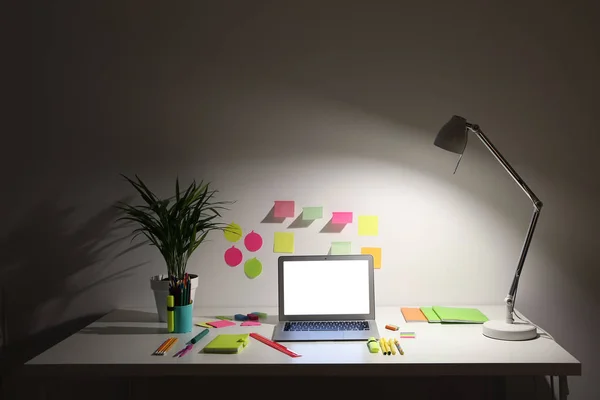 Blick auf bequemen Arbeitsplatz mit Laptop am Abend — Stockfoto