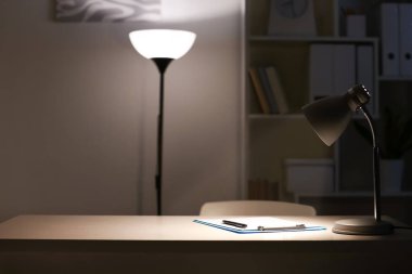 Akşam masada kalem ve lamba ile Pano