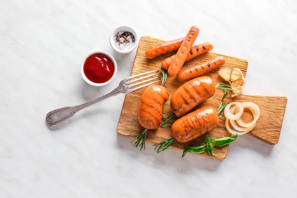 Hafif masada lezzetli ızgara sosis ve sos ile Ahşap tahta