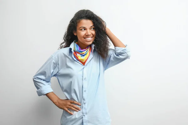 Bella giovane donna afro-americana su sfondo chiaro — Foto Stock