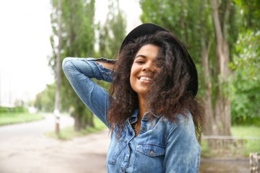 Güzel genç Afrikalı-Amerikalı kadın açık havada