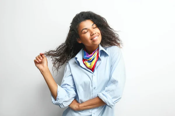 Gyönyörű fiatal afro-amerikai nő a világos háttér — Stock Fotó