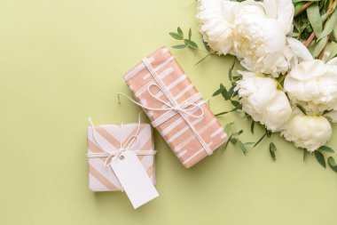 Arkaplanda hediye kutuları ve güzel çiçekler