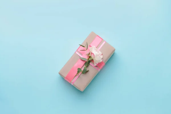 Güzel hediye kutusu renk arka plan üzerinde — Stok fotoğraf
