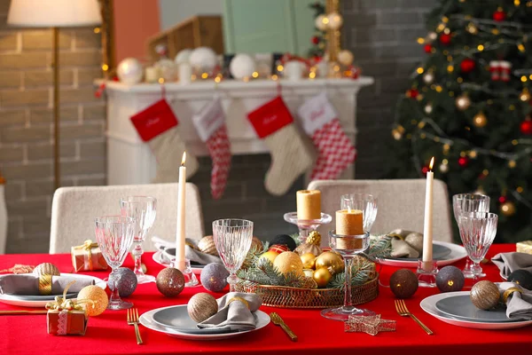 自宅でクリスマスディナーのためのお祝いのテーブルの設定 — ストック写真