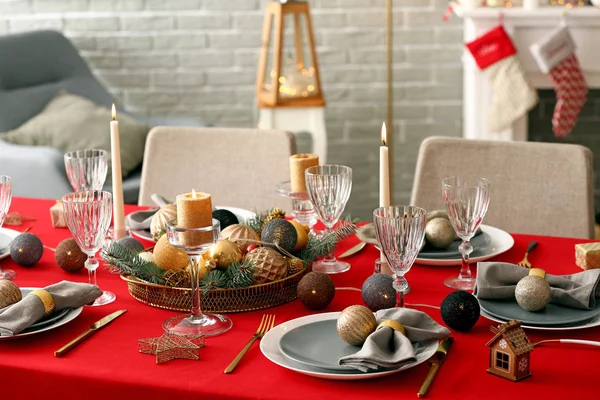 Feestelijke tafel setting voor kerstdiner thuis — Stockfoto