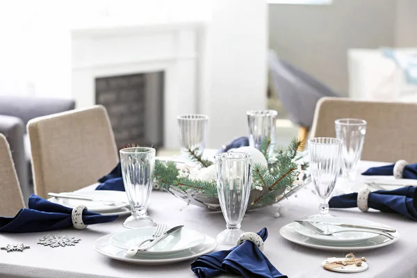 Apparecchiatura della tavola festiva per la cena di Natale a casa — Foto Stock