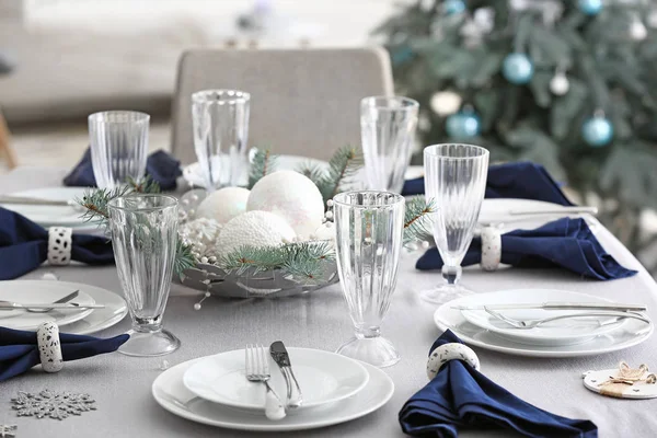Накрытие праздничного стола на рождественский ужин дома — стоковое фото