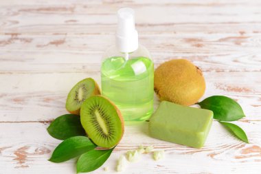 Beyaz ahşap masa üzerinde kivi ile Kozmetik