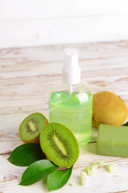 Beyaz ahşap masa üzerinde kivi ile Kozmetik