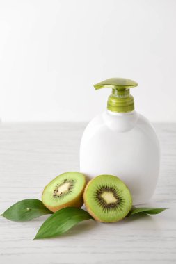 Beyaz ahşap masa üzerinde kivi ile Kozmetik