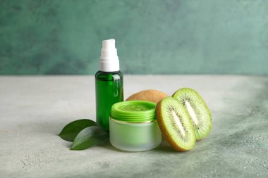 Renk arka planda kivi ile Kozmetik