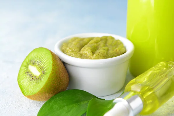 Cosméticos com kiwi no fundo claro — Fotografia de Stock