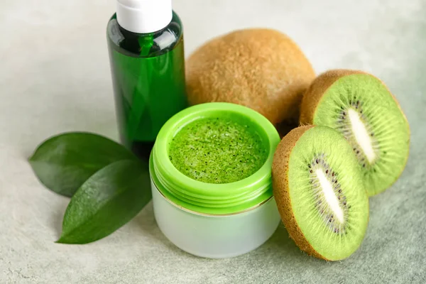 Cosméticos com kiwi em fundo de cor — Fotografia de Stock