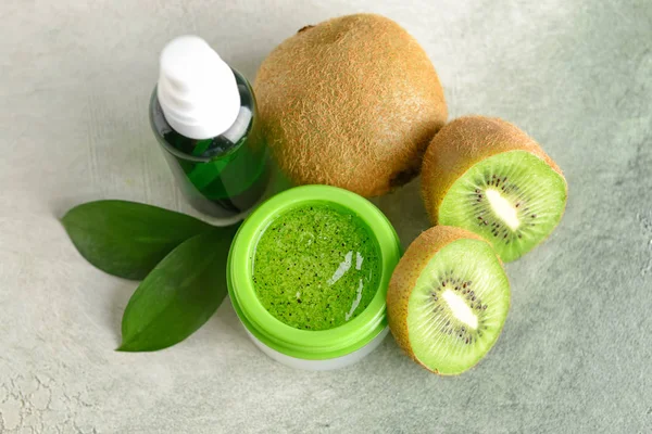 Cosméticos com kiwi em fundo de cor — Fotografia de Stock