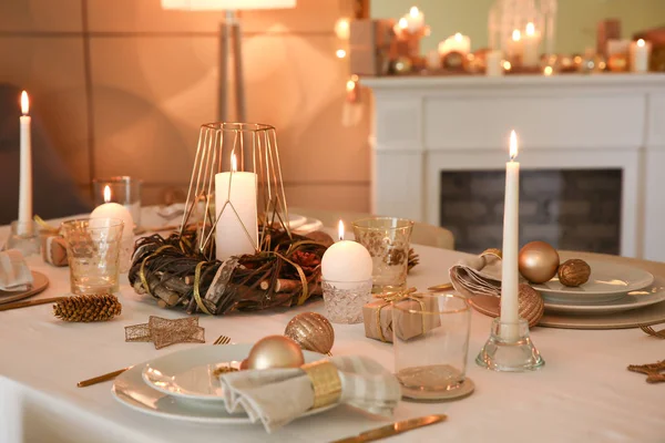 Schöne Tischdekoration mit Weihnachtsdekoration im Wohnzimmer — Stockfoto