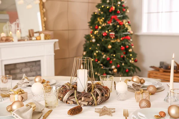 Piękne ustawienie stołu z dekoracjami świątecznymi w salonie — Zdjęcie stockowe