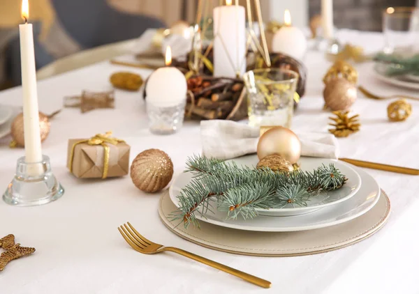 Krásné prostírání stolu s vánoční výzdobou v obývacím pokoji — Stock fotografie