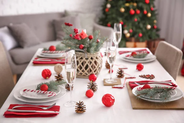 Красивая сервировка стола с рождественскими украшениями в гостиной — стоковое фото