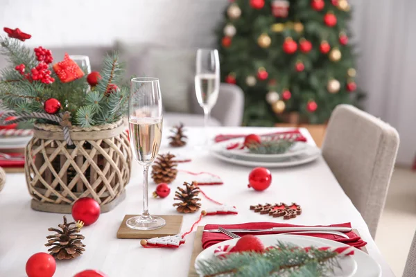 Prachtige tafel met kerstversiering in de woonkamer — Stockfoto