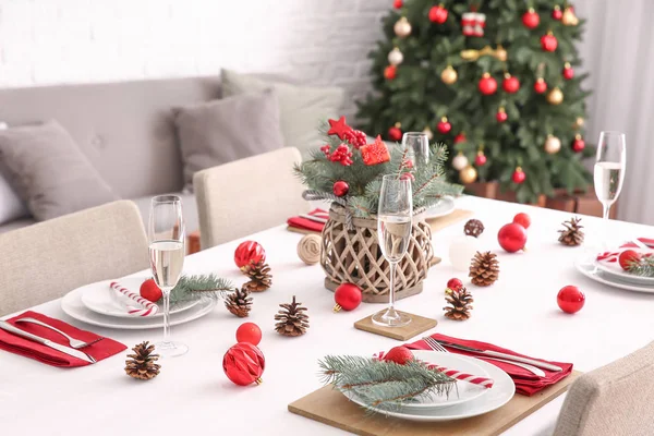 Hermosa mesa con decoraciones de Navidad en la sala de estar — Foto de Stock