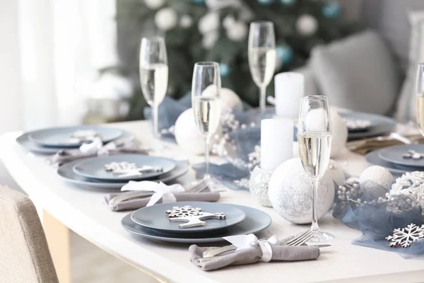 Piękne ustawienie stołu z dekoracjami świątecznymi w salonie — Zdjęcie stockowe