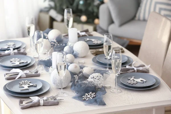 Hermosa mesa con decoraciones de Navidad en la sala de estar — Foto de Stock