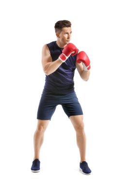 Beyaz arka planda sportif erkek boksör