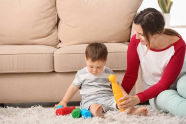 Anne ve sevimli bebek oğlan oyun ile oyuncaklar at ev